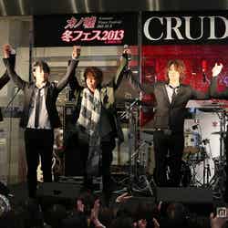 「CRUDE PLAY」with佐藤健／マルイシティ店頭プラザでゲリラライブ