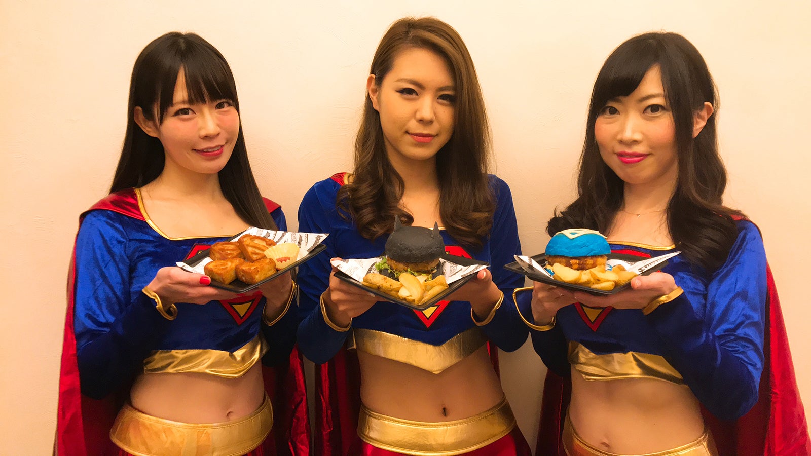 DCキャラクターに扮したスタッフ （提供画像）