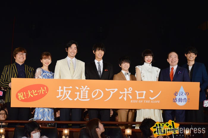 (左から)三木孝浩監督、真野恵里菜、ディーン・フジオカ、中川大志、知念侑李、小松菜奈、中村梅雀、松村北斗(C)モデルプレス