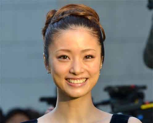上戸彩、セクシードレスで大トリ!「グリーンカーペット」に華を添える