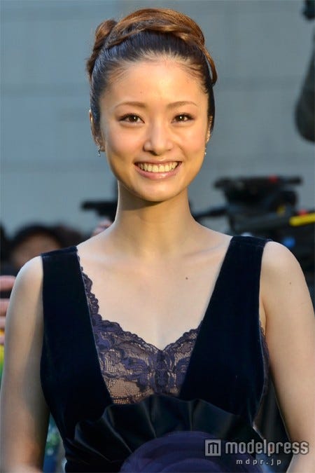 上戸彩 セクシードレスで大トリ グリーンカーペット に華を添える モデルプレス 上戸彩 セクシードレスで大トリ グリーンカーペット に華を添える モデルプレス