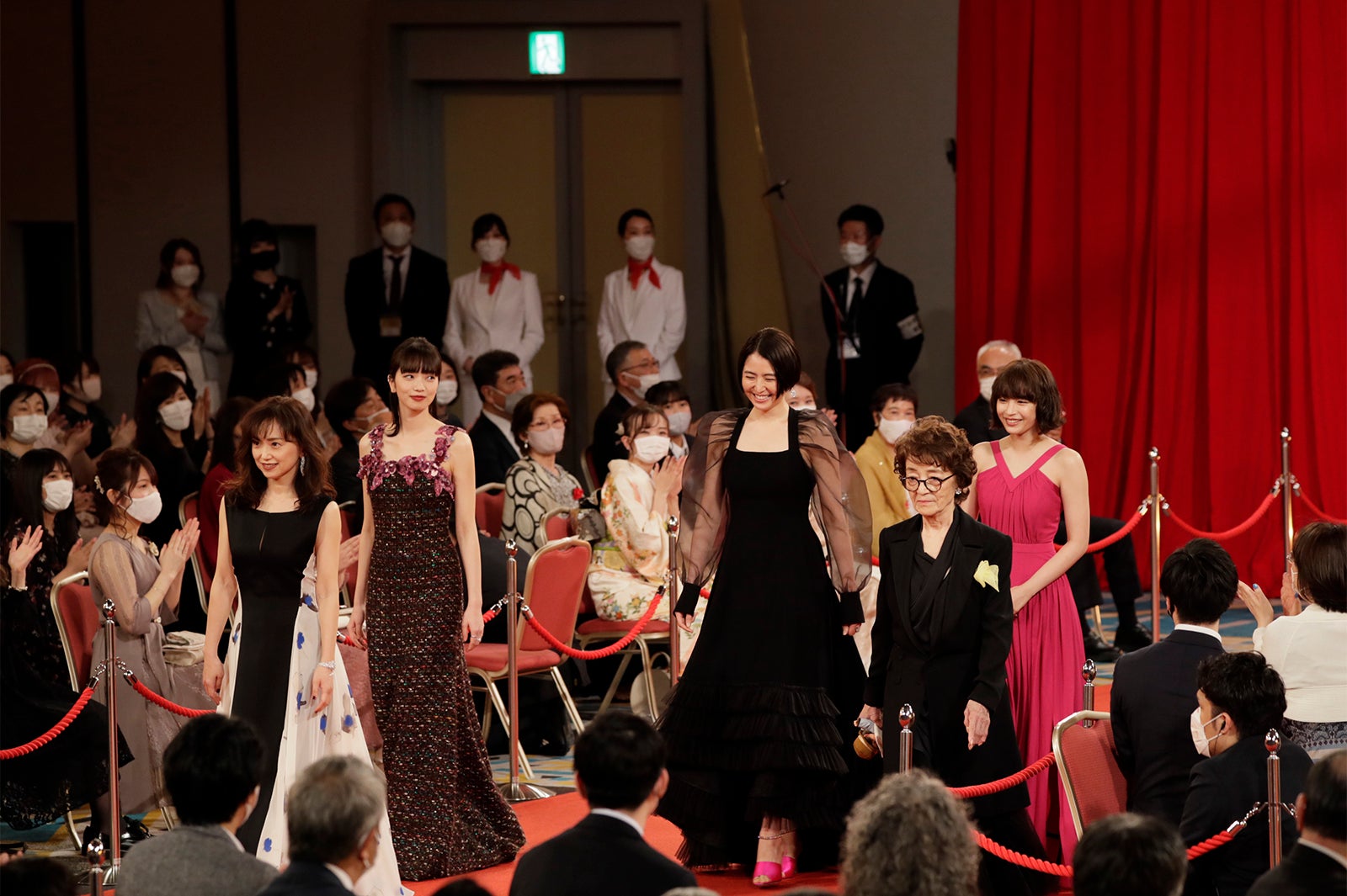 小松菜奈、永作博美、長澤まさみ、倍賞千恵子、広瀬すず（C）日本アカデミー賞協会