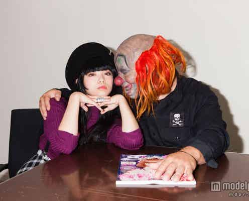 黒髪美女ゆら×SLIPKNOTクラウン、異色対談が実現 恐ろしいピエロマスクで寄り添う