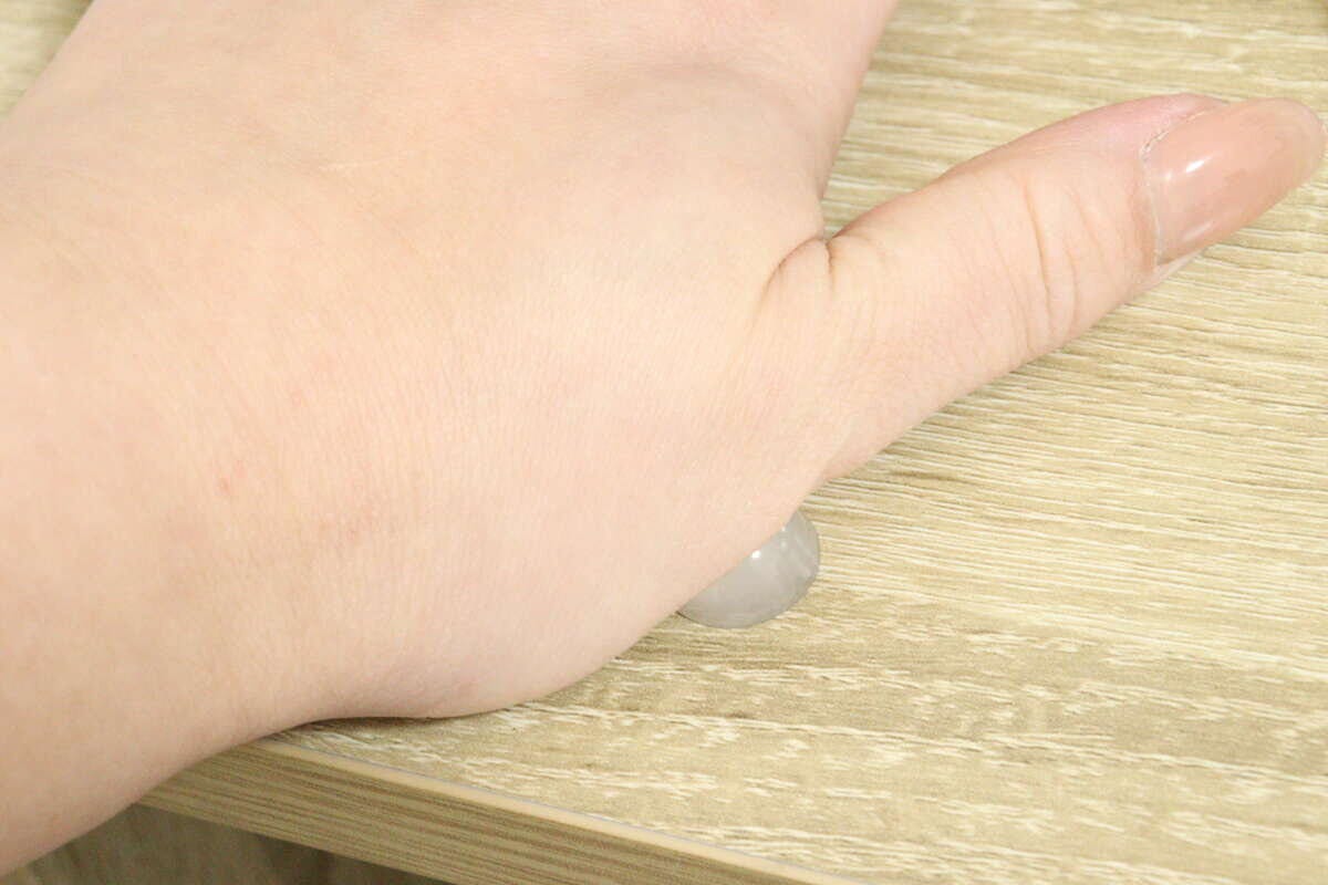 セリアの貼るツボ押しシールを机に貼って使用