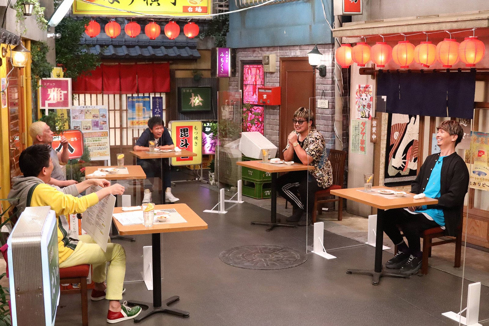 （左手前から）坂上忍、松本人志、浜田雅功、RED RICE、SHOCK EYE（C）フジテレビ