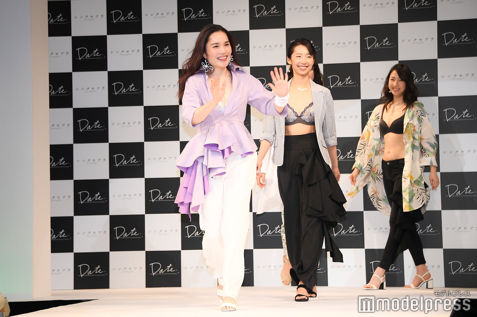 平野ノラ（手前）（C）モデルプレス