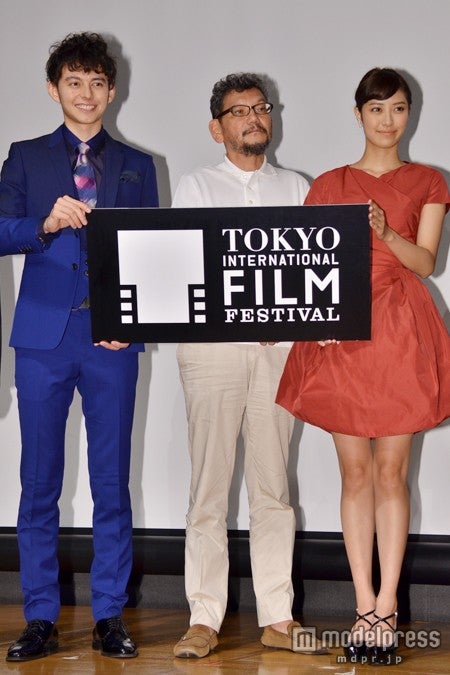 「第27回東京国際映画祭」記者会見（8月26日開催）の様子／【左から】ハリー杉山、庵野秀明氏、岡本あずさ