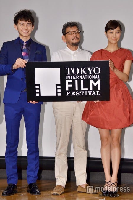「第27回東京国際映画祭」記者会見(8月26日開催)の様子/【左から】ハリー杉山、庵野秀明氏、岡本あずさ