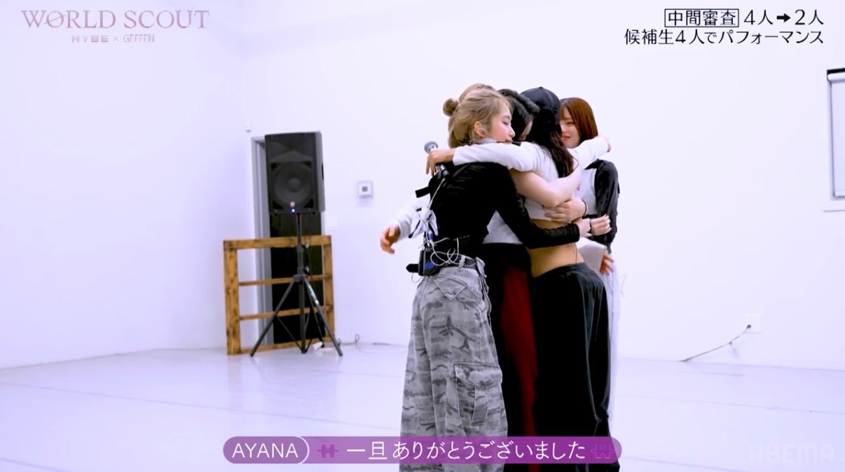 ハグをする5人（C）AbemaTV,Inc.