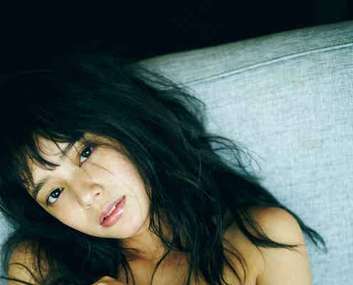 岸本セシル、美デコルテ披露で色っぽく グラビアに初挑戦