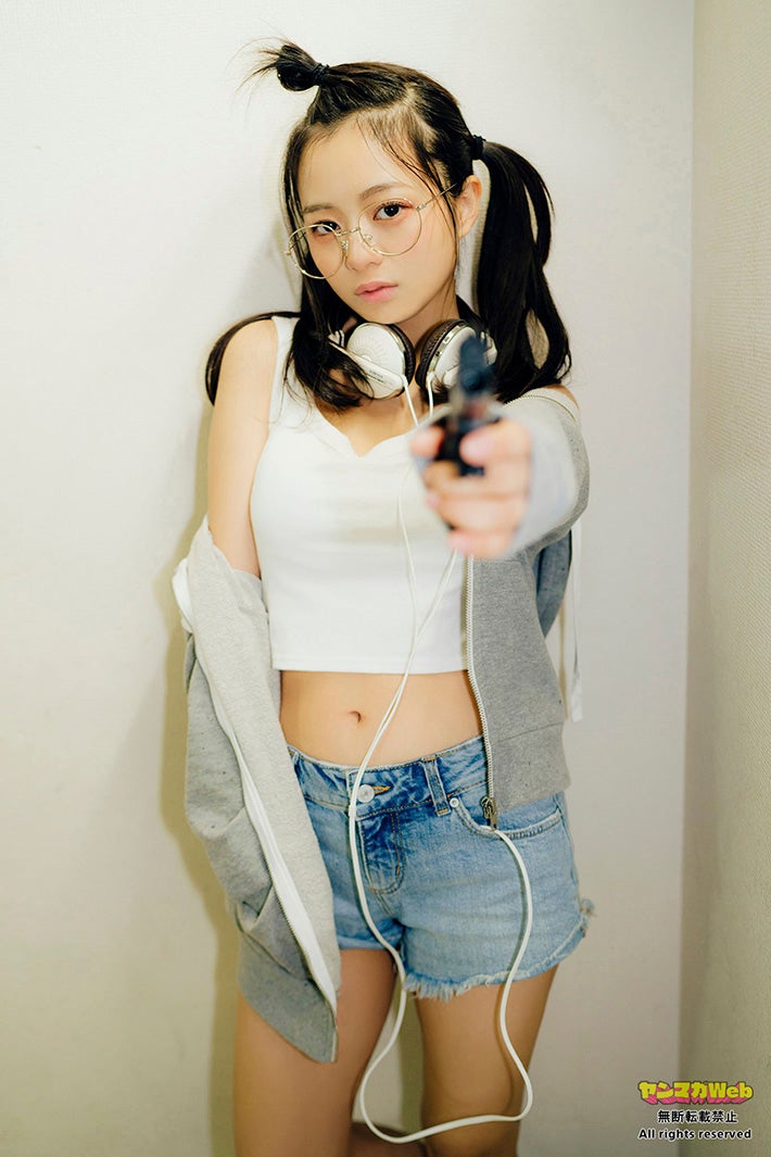 「ミスマガジン2023」加藤綾乃、ショーパンからスラリ美脚 へそ出しスタイルで“天才ハッカー”風グラビア