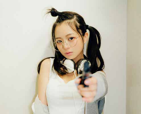 「ミスマガジン2023」加藤綾乃、ショーパンからスラリ美脚 へそ出しスタイルで“天才ハッカー”風グラビア