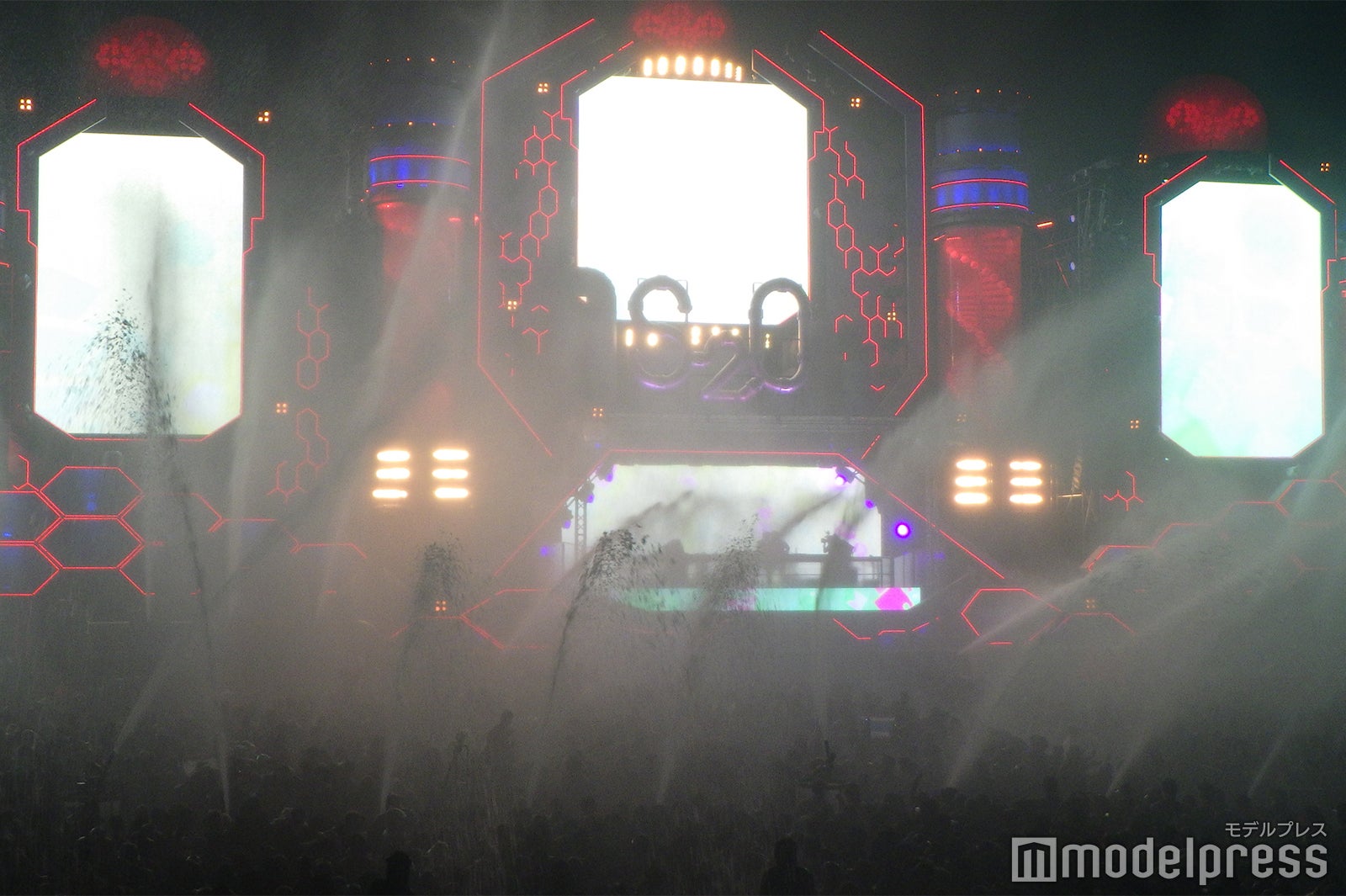 ステージが霞むほどの放水量（C）モデルプレス