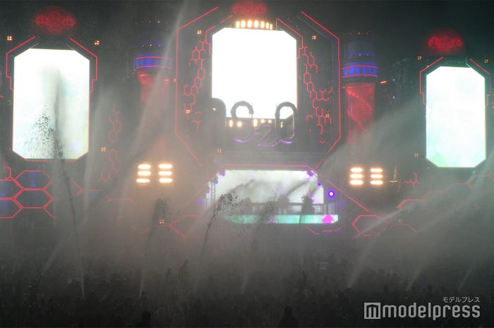 ステージが霞むほどの放水量(C)モデルプレス