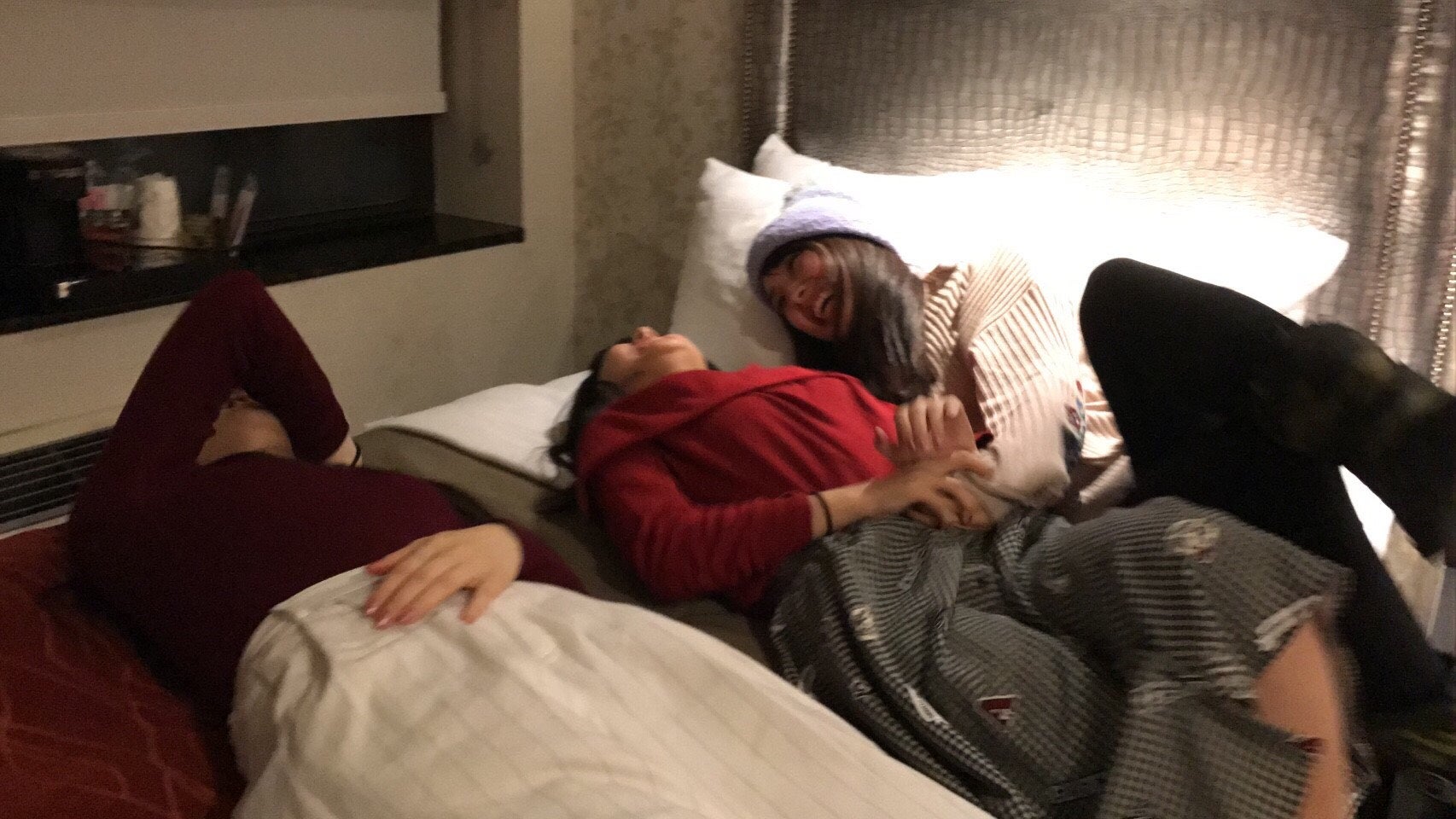 スタッフ撮影（2017年1月／NYのホテル）／（左から）MOMOKA、Nono、ami