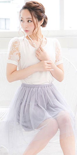 袖フラワーオーガンジー切替カットソートップス「神戸レタス」1690円（税込）