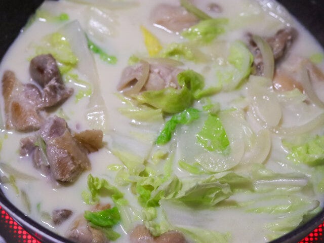 牛乳、砂糖、塩を加えて、弱火で3～4分煮詰める。