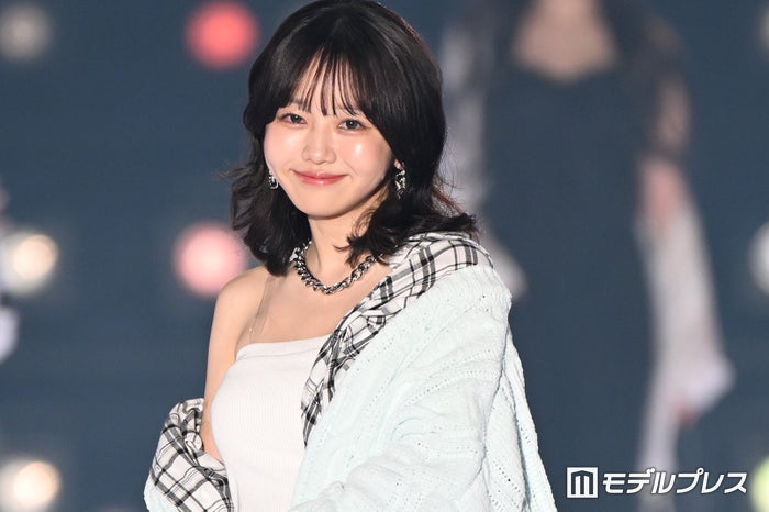 「花束オオカミ」で話題の韓国人インフルエンサー・ちせ、大胆肌見せコーデ パステルカラーで春らしさ全開【関西コレクション 2024 S／S】