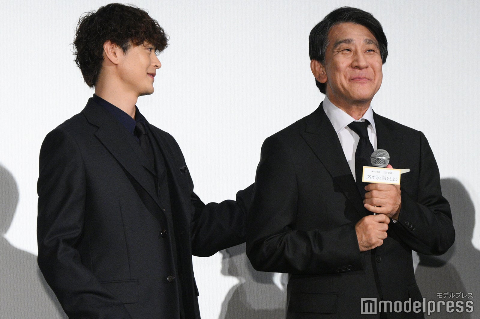 小林隆の背中をさすりサポートする瀬戸康史（C）モデルプレス