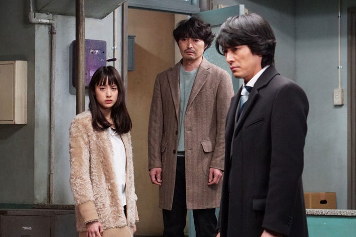 仁科兄妹(左から)山本美月、安田顕、藤木直人/「嘘の戦争」第8話より(画像提供:関西テレビ)