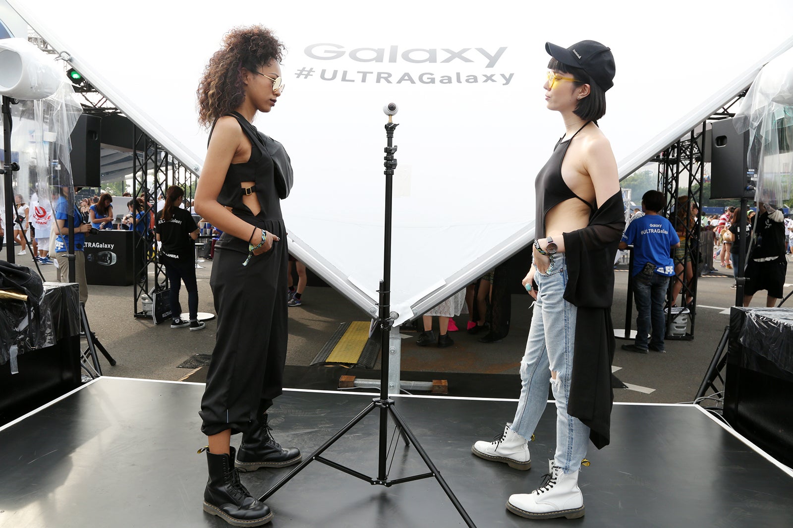 “Experienceゾーン”でGear 360を体験／モデル：マリー、サマンサ麻里子