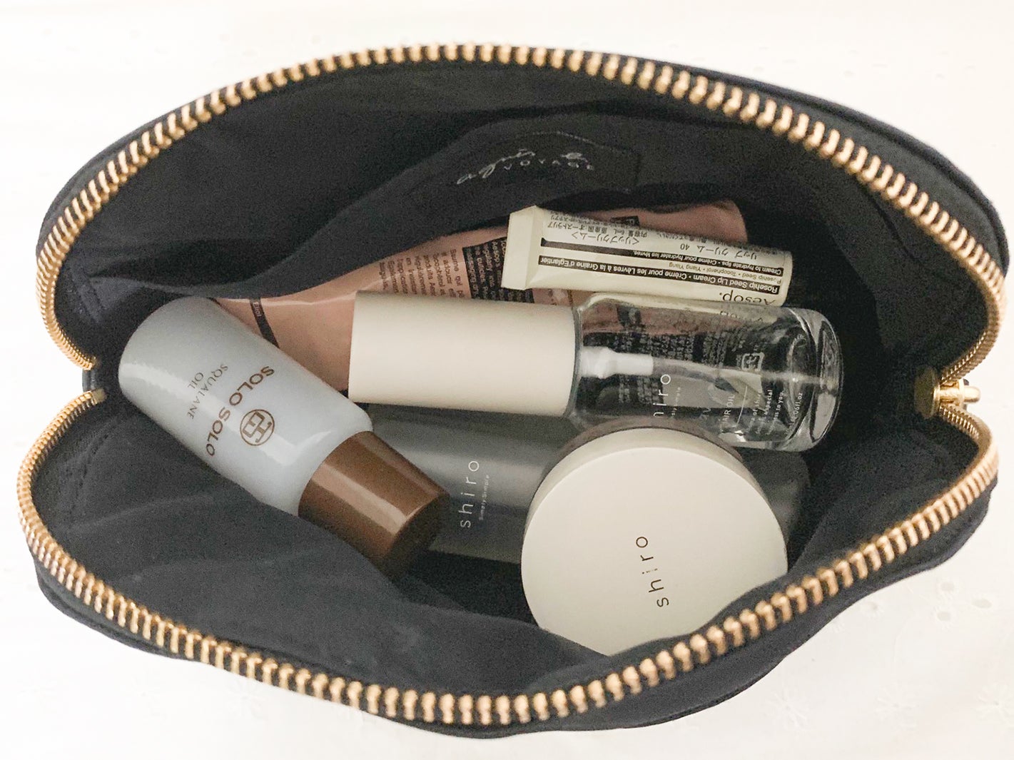 運上弘菜のメイクポーチ全体の中身はこんな感じ！（C）Mercury