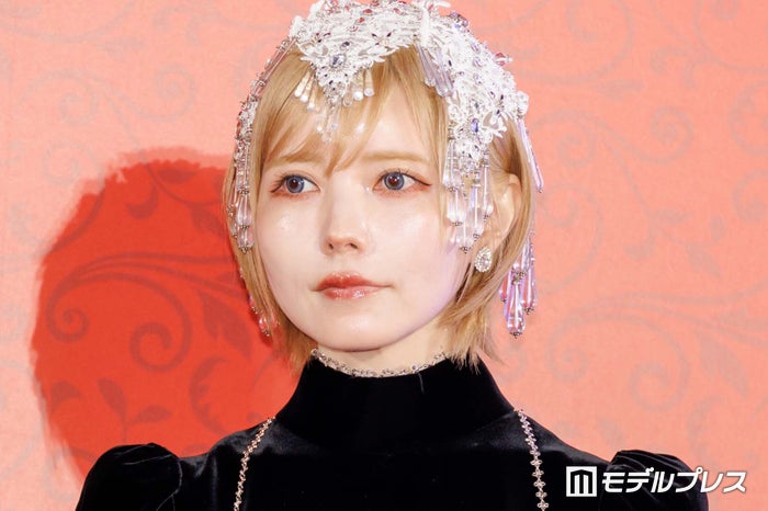 益若つばさ「低身長にはありがたい」美脚輝くミニ丈コーデ一挙公開「お人形さんみたい」「憧れる」と絶賛の声