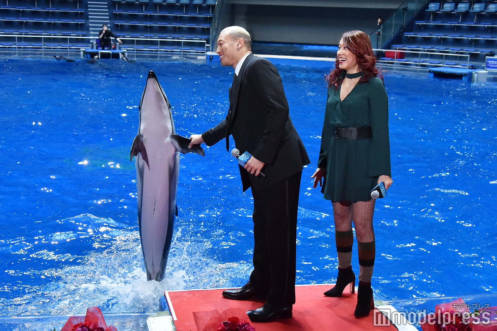 関口メンディー（中央）、イルカと握手 （C）モデルプレス