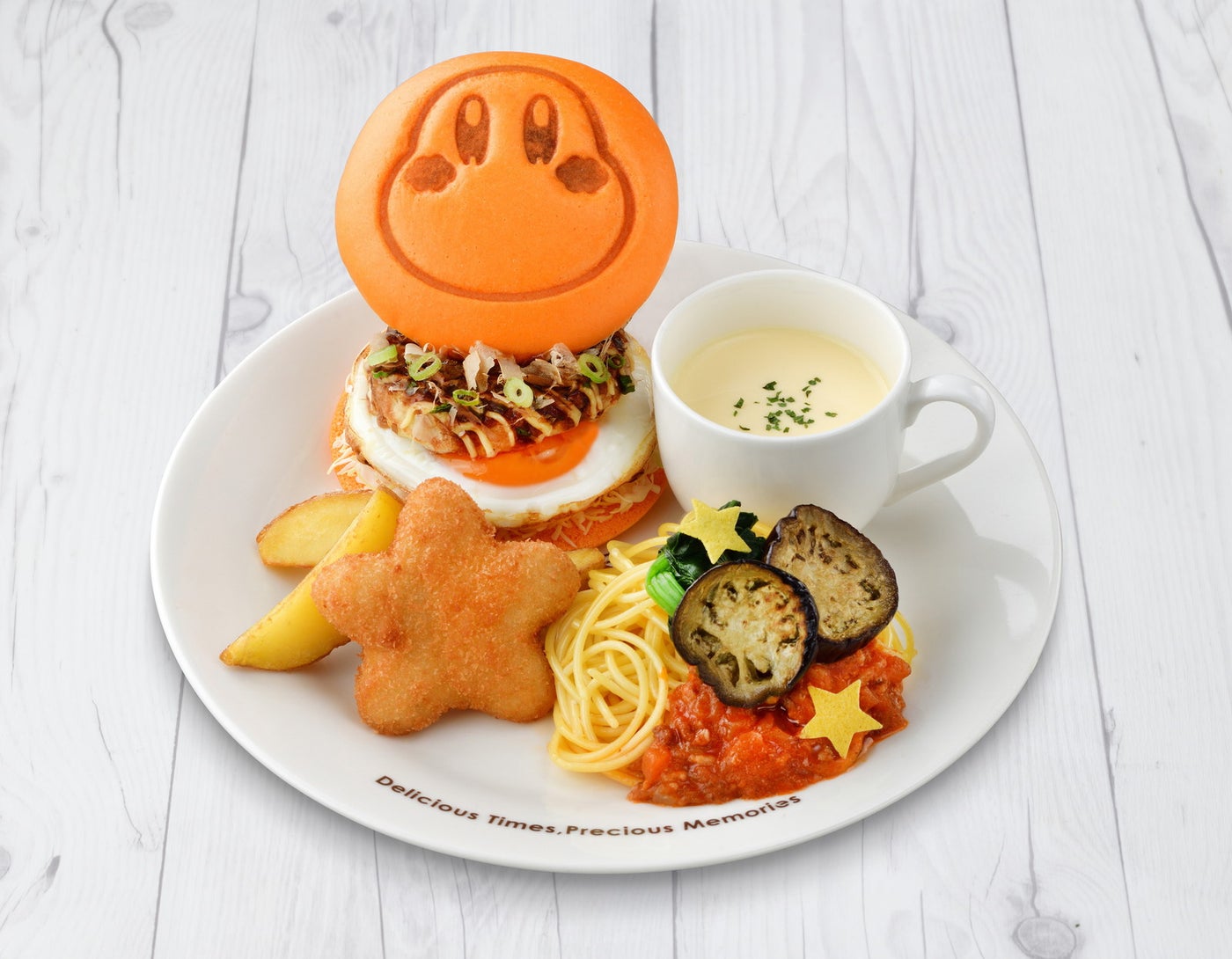 ワドルディバーガー（お好み焼き）＆ミートパスタ スーベニアプレートなし2,288円／スーベニアプレート付き3,278円（C）Nintendo / HAL Laboratory, Inc.