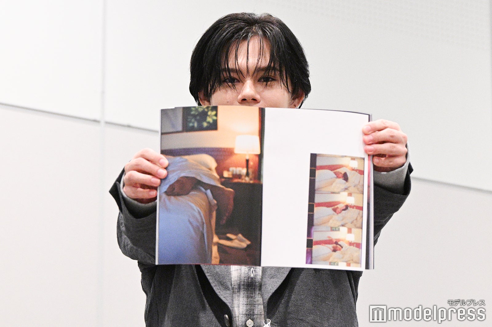 フォトセッションタイムではないにも関わらずお気に入りカットを各カメラにアピールするカイ（C）モデルプレス