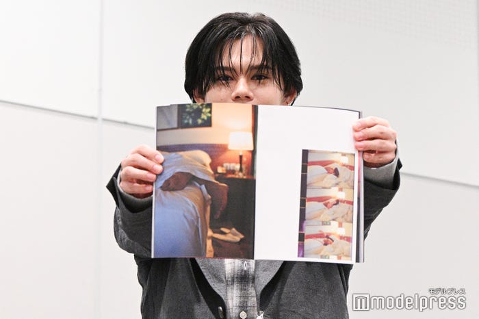 フォトセッションタイムではないにも関わらずお気に入りカットを各カメラにアピールするカイ(C)モデルプレス