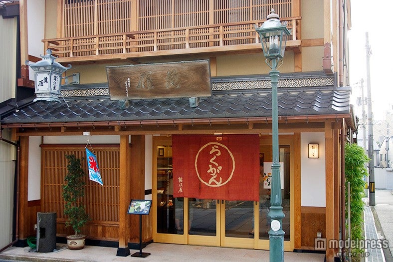 老舗の菓子処が並ぶ「にし茶屋街」の「落雁 諸江屋」