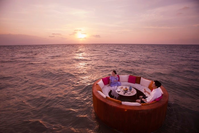 朝焼け海上ラウンジ／画像提供：星野リゾート