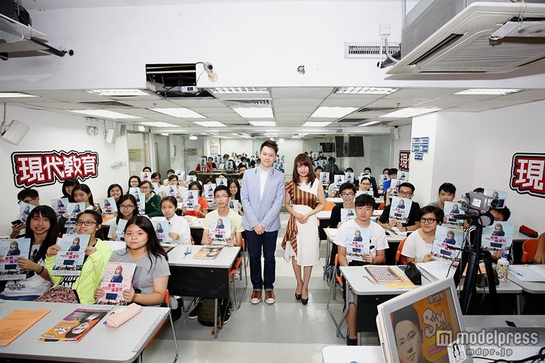 予備校で受験生を応援（C）2015映画「ビリギャル」製作委員会