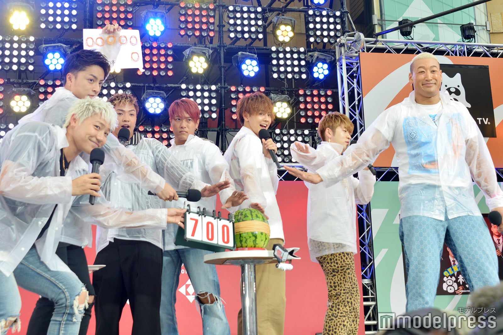700本で記念撮影 （C）モデルプレス