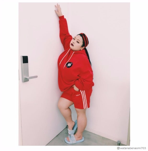 渡辺直美、“赤ジャージ”姿が迫力満点！「なぜかオシャレ」「似合いすぎ」と話題