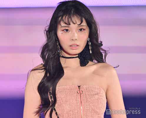 川口ゆりな、デコルテ&美脚披露 ウェーブヘアがお似合い【GirlsAward 2024 S/S】