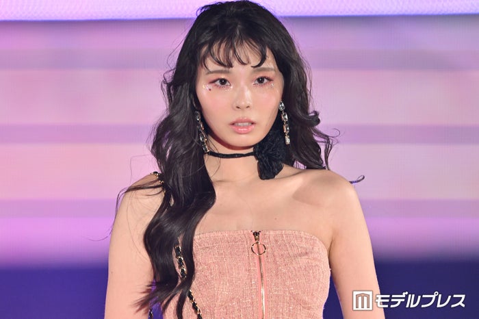 川口ゆりな、デコルテ＆美脚披露 ウェーブヘアがお似合い【GirlsAward 2024 S／S】