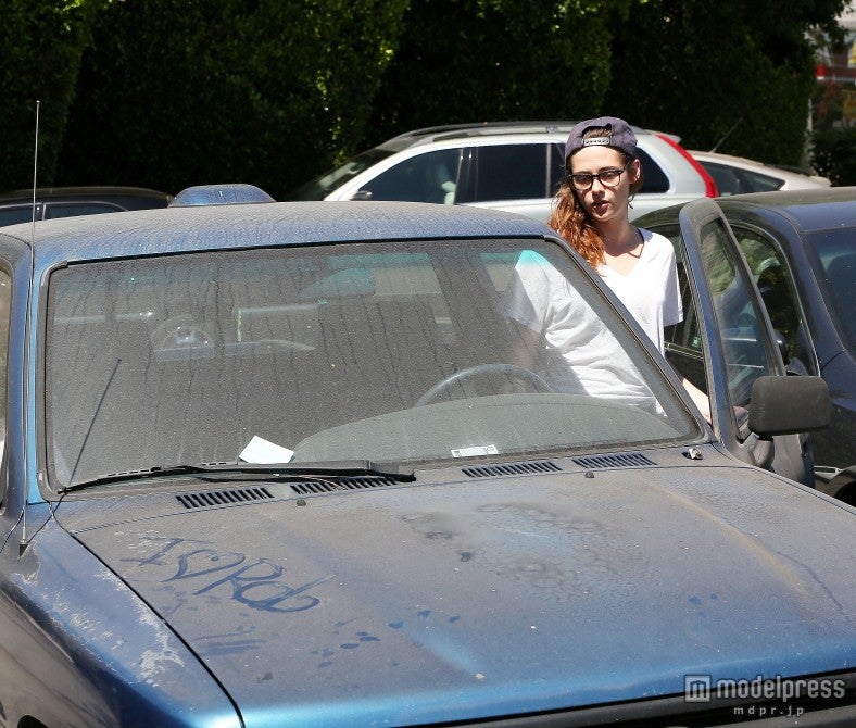 クリステン・スチュワートは洗車が苦手？ 土ぼこりまみれの愛車にいたずら書き