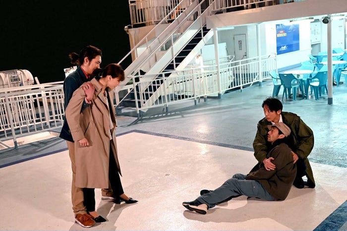 柄本佑、綾瀬はるか、迫田孝也、高橋一生「天国と地獄 ~サイコな2人~」第9話より(C)TBS