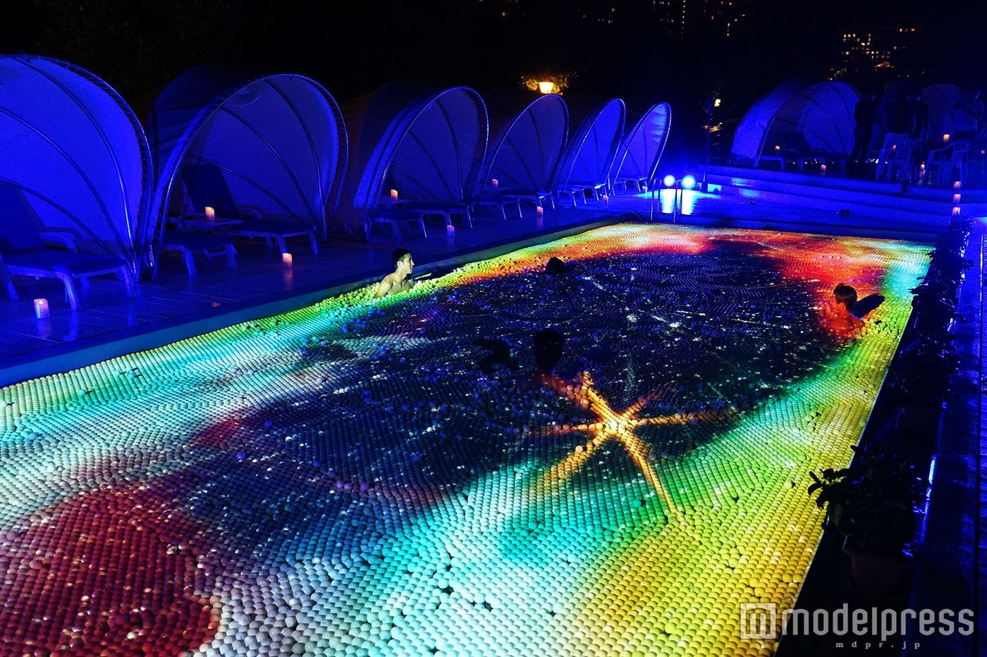 ハウステンボスの“虹色ナイトプール”が幻想的　マッピング映像でムーディーに／画像提供：ハウステンボス