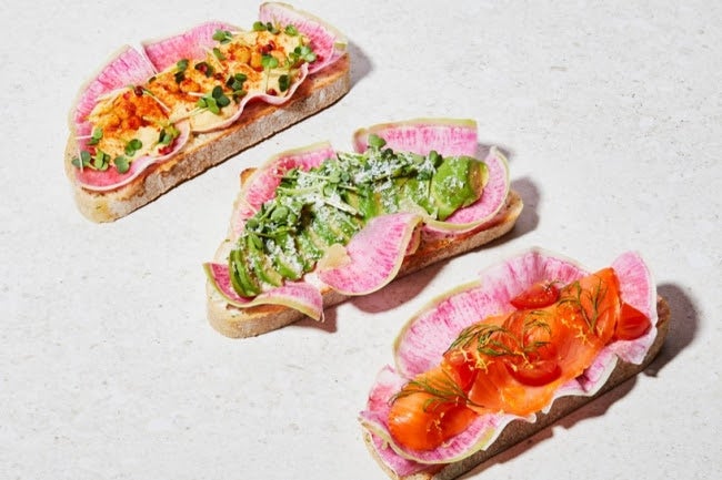 フムストースト￥480、アボカドトースト￥500、サーモン＆クリームチーズトースト￥530／画像提供：カルチュア・コンビニエンス・クラブ