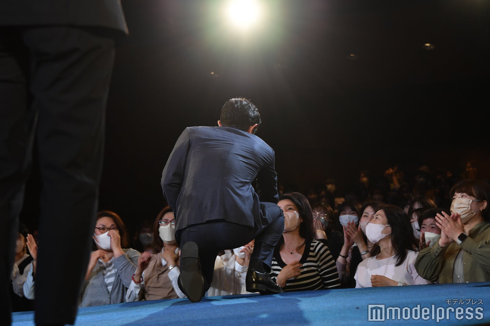 観客から生の感想を聞く鈴木亮平（C）モデルプレス