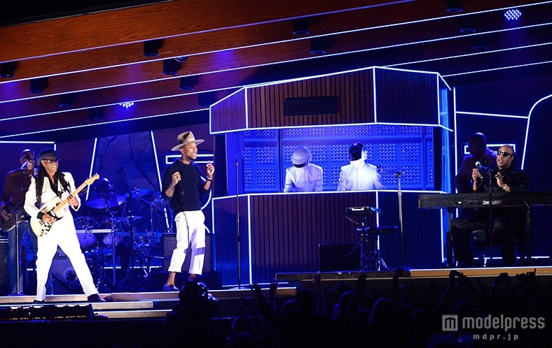 写真左からナイル・ロジャース、ファレル・ウイリアムス、ダフト・パンク、スティーヴィー・ワンダーが夢の競演！/Getty images