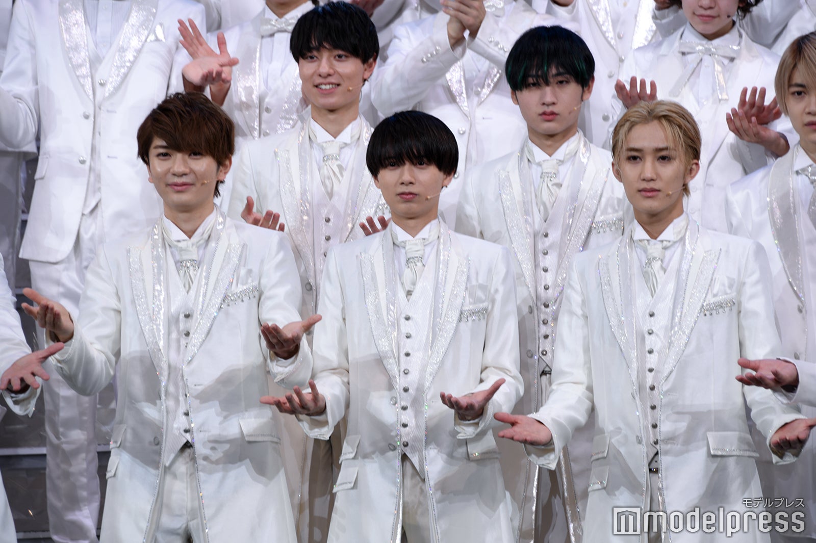 手を広げるHiHi Jets （C）モデルプレス