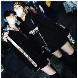 モデルプレス - 三吉彩花&江野沢愛美“みよまな”の双子ルックにファン歓喜「永久不滅コンビ」