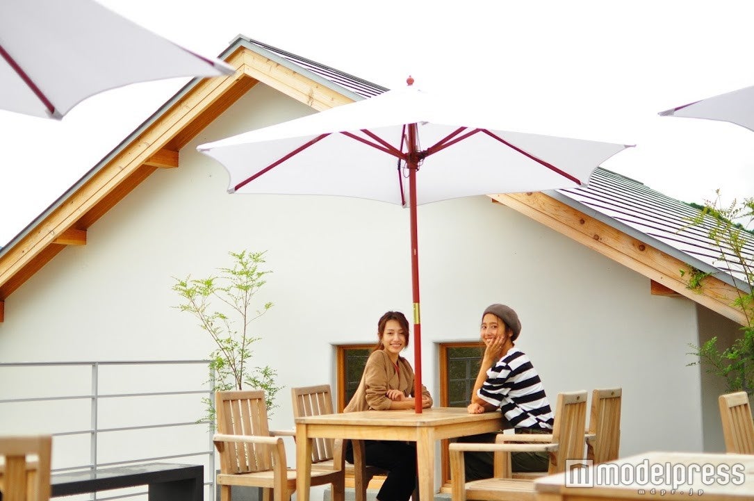 富士山の見えるテラス席で、のんびりおしゃべりするだけでも癒されます♡（C）モデルプレス