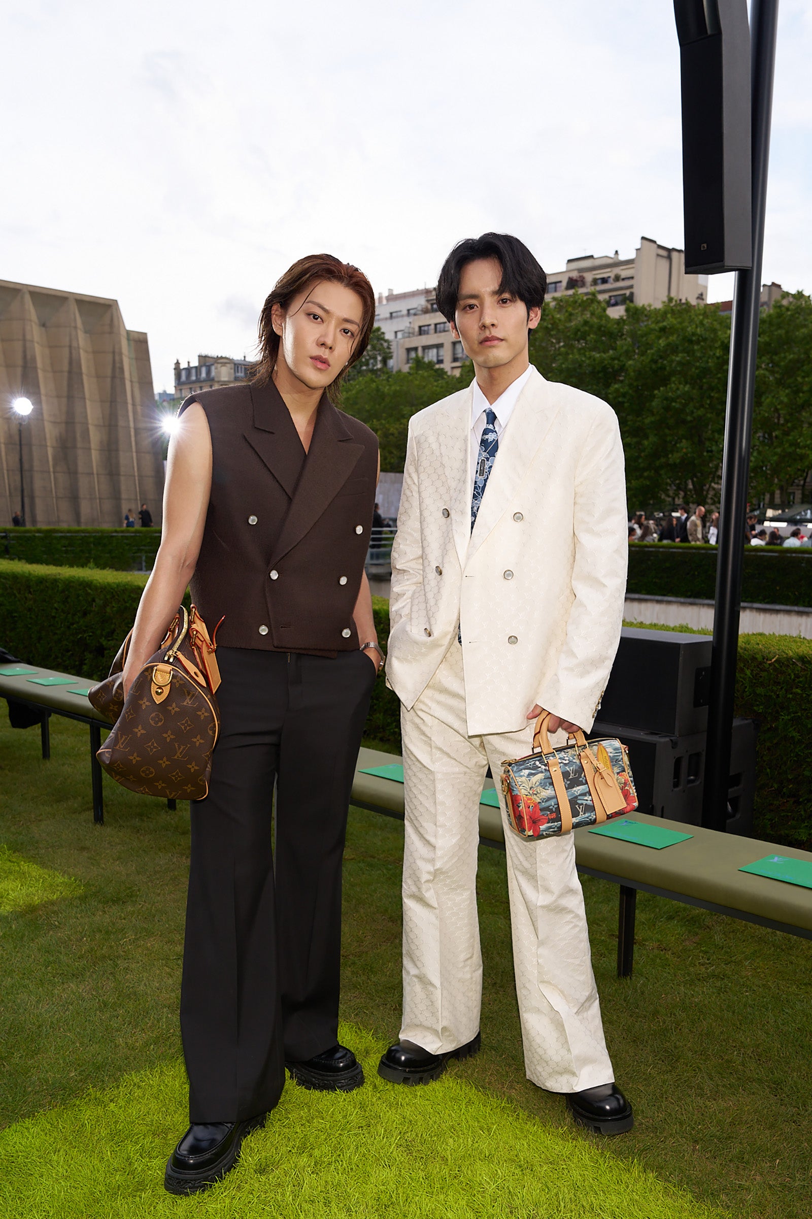 赤楚衛二＆NCT 127・YUTA、2ショット公開 コン・ユ＆三吉彩花＆SEVENTEEN・THE8らパリ開催「ルイ・ヴィトン」2025春夏メンズファッションショー豪華ゲスト来場