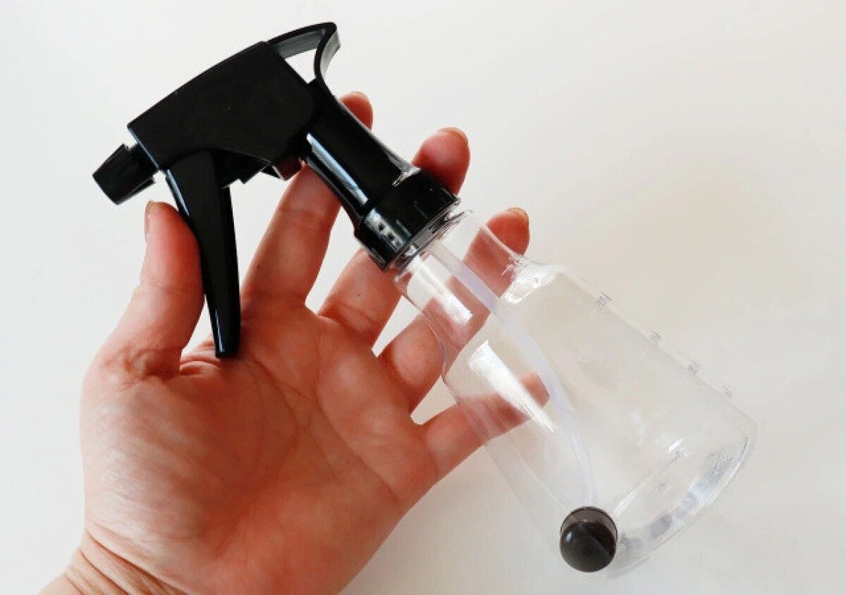 ダイソー　逆さで使えるスプレーボトル（スリム、250ml）