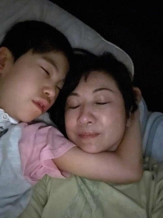 野田聖子氏、寄り添ってくれる息子との2ショットを公開「必ず守って 